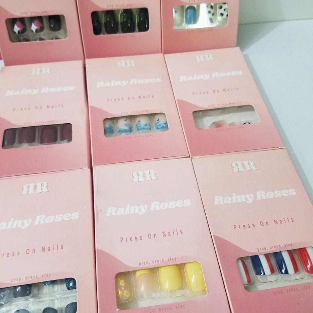Rainy Roses Bundle of Press-On Nails (Glue Included) - Picture 2 of 3